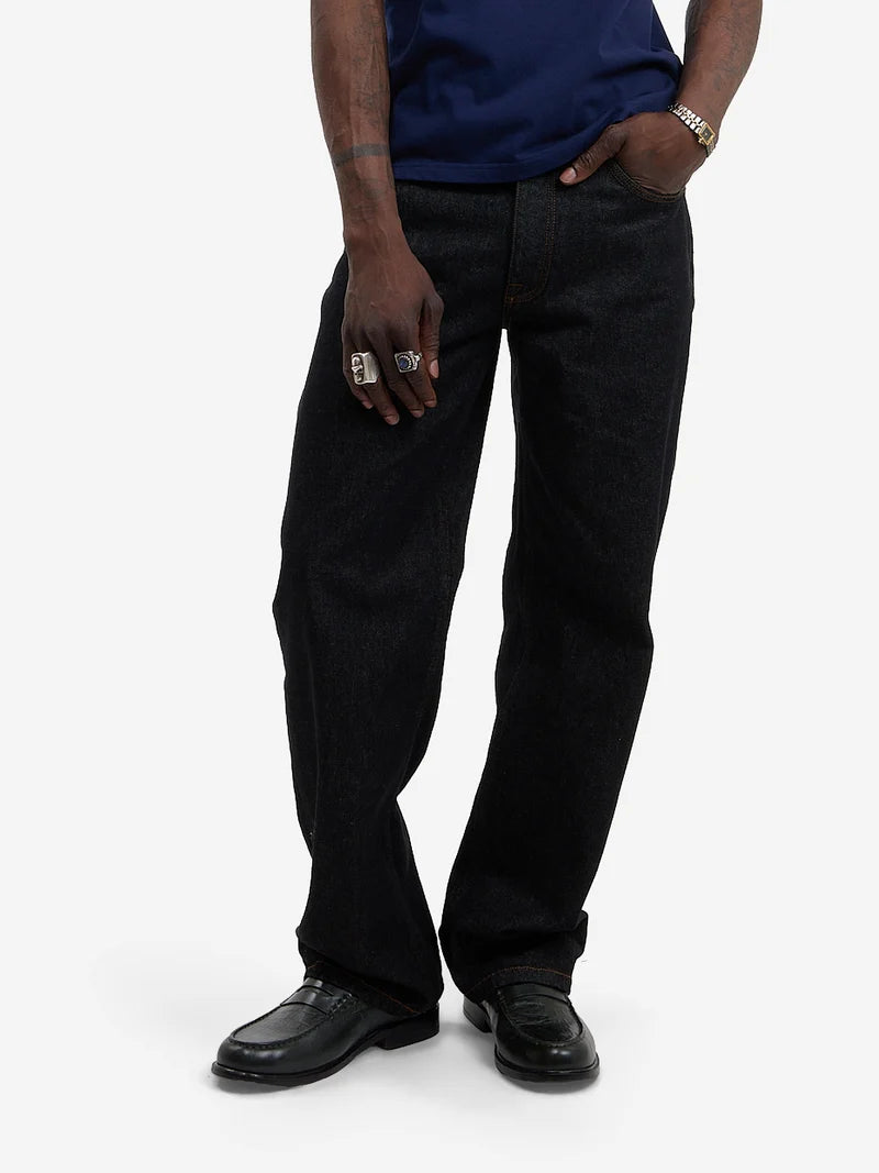 Le pantalon regular en denim brut