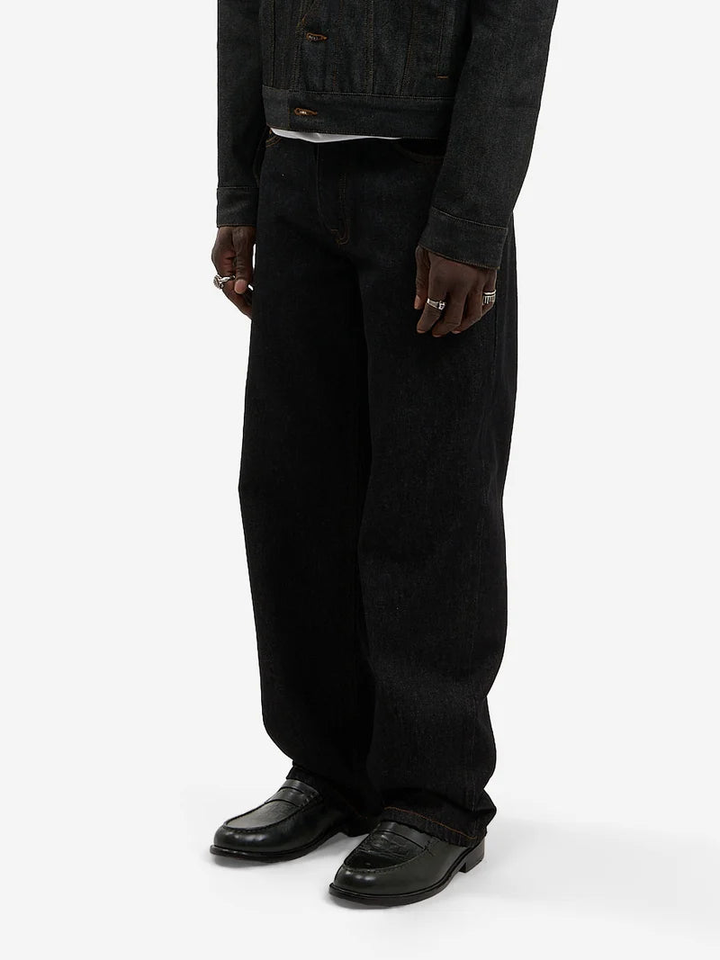 Le pantalon regular en denim brut